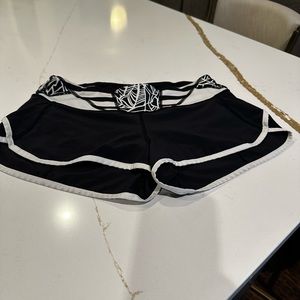 Lululemon size 4 GUC shorts -